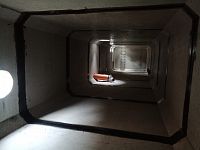 detailní reference, Pohled zevnitř, řešení odvodnění zpevněných parkovacích ploch na ulici Pastýřská v Liberci. Osazeno betonovou retenční nádrží s vírovým regulátorem odtoku a odlučovačem ropných látek, db betonové jímky